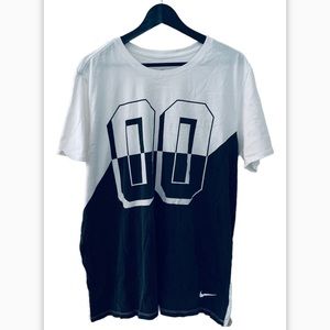 the nike tee White Black.  t shirt with numbers 00 Size XL